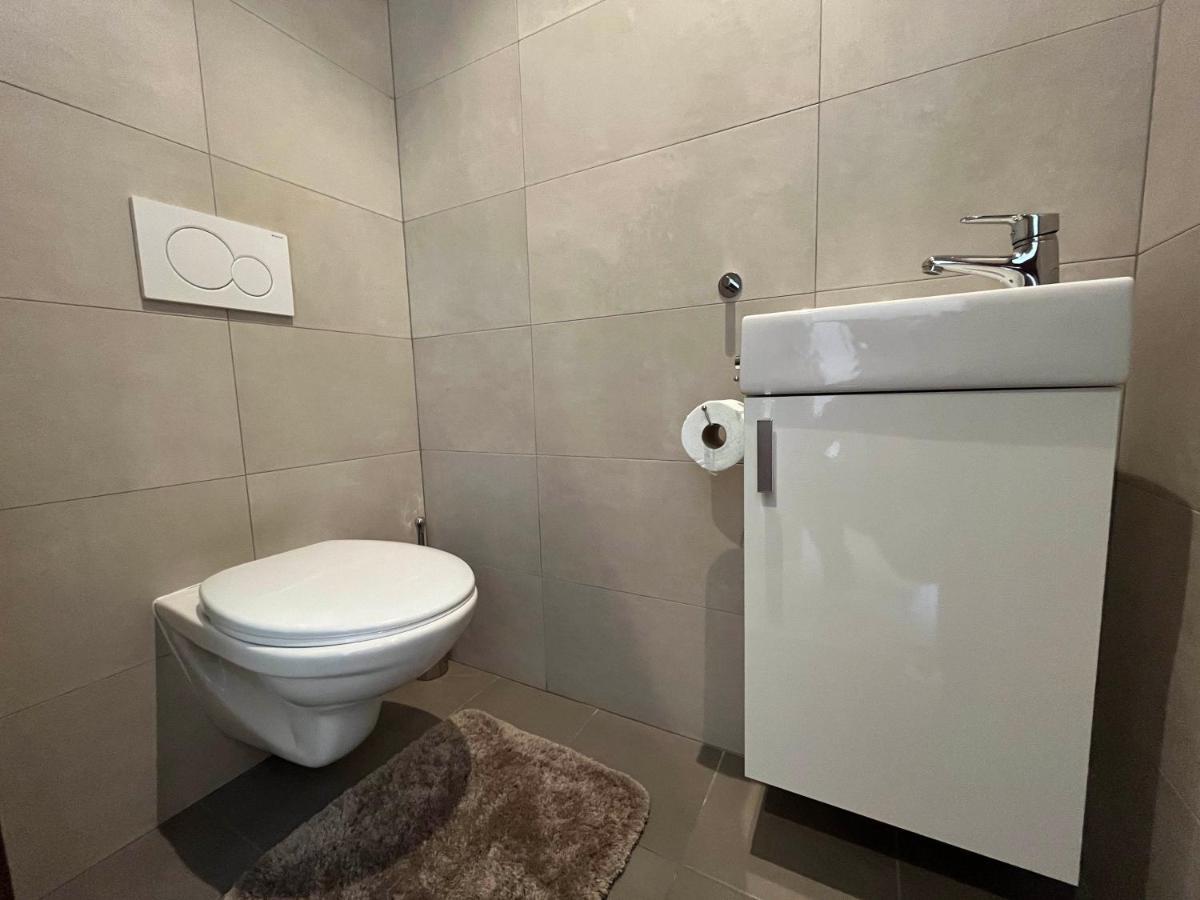 Elegant Escape Apartment I - City Centre Братислава Екстер'єр фото