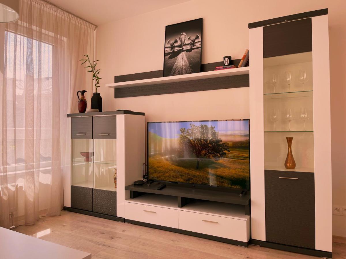 Elegant Escape Apartment I - City Centre Братислава Екстер'єр фото