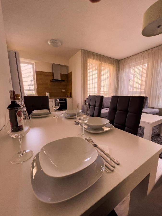 Elegant Escape Apartment I - City Centre Братислава Екстер'єр фото