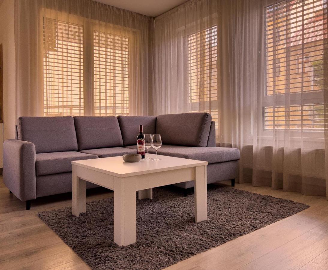 Elegant Escape Apartment I - City Centre Братислава Екстер'єр фото