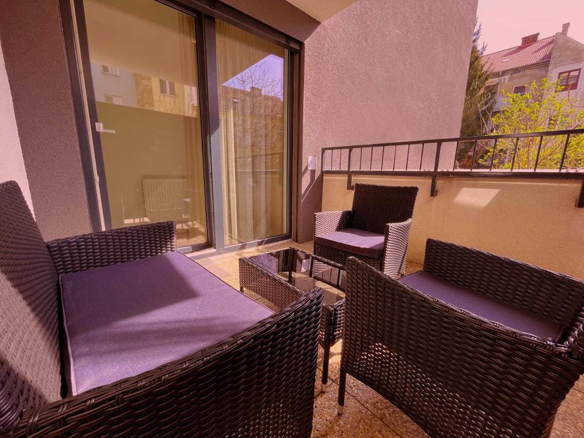 Elegant Escape Apartment I - City Centre Братислава Екстер'єр фото