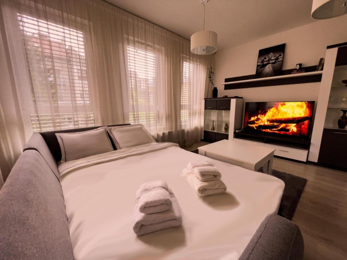 Elegant Escape Apartment I - City Centre Братислава Екстер'єр фото