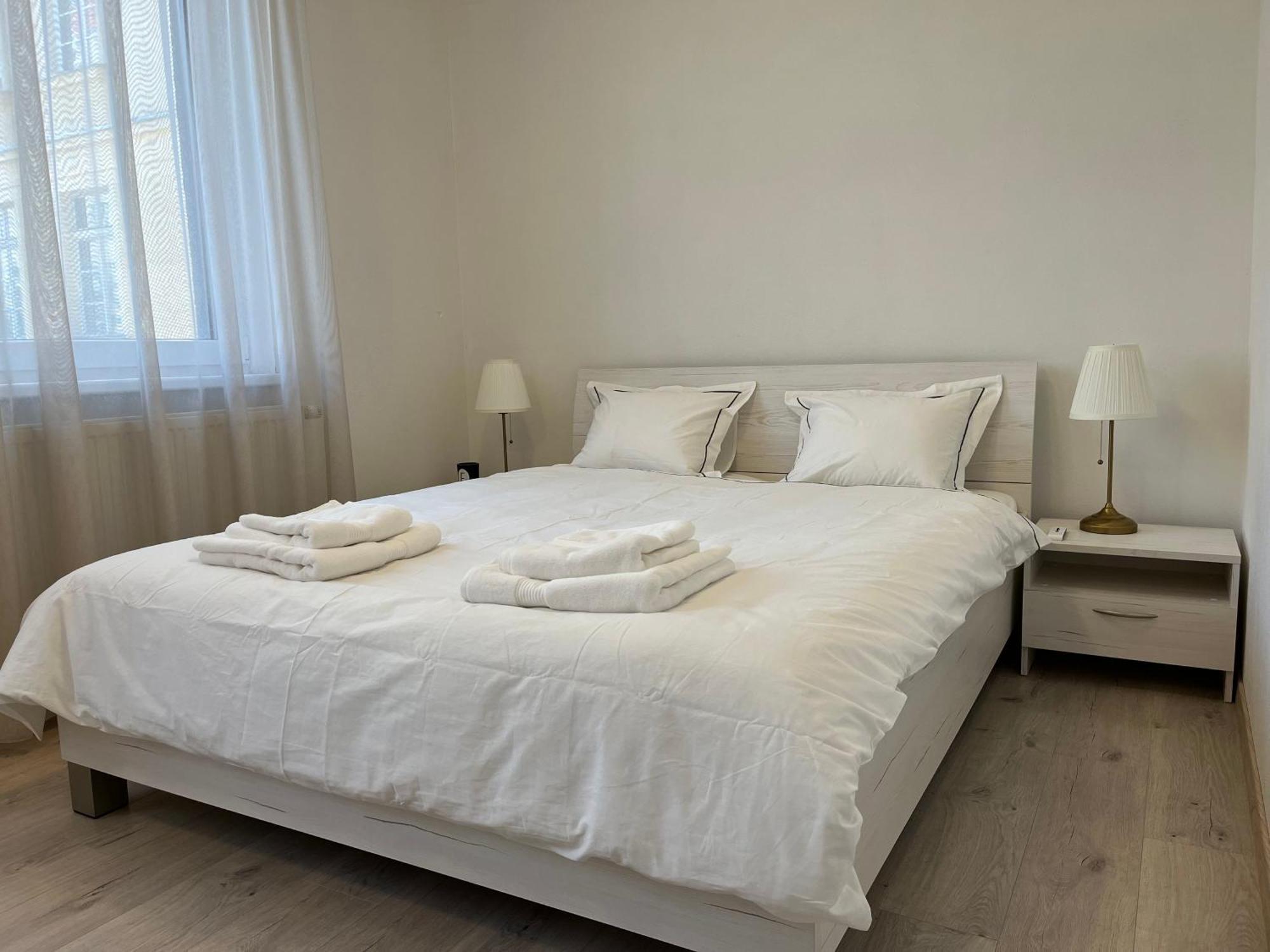 Elegant Escape Apartment I - City Centre Братислава Екстер'єр фото